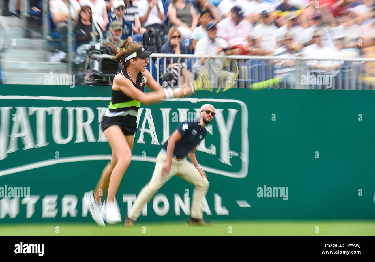 Eastbourne, Royaume-Uni. 23 juin 2019. Effet de flou photo de Johanna Konta de Grande-bretagne en action sur son chemin vers la victoire de l'Ukraine sur Dayana Yastremska dans leur premier match au tournoi de tennis International Nature Valley tenue à Devonshire Park à Eastbourne . Crédit photo : Simon Dack / TPI / Alamy Live News Banque D'Images