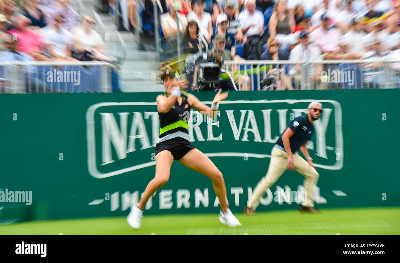 Eastbourne, Royaume-Uni. 23 juin 2019. Effet de flou photo de Johanna Konta de Grande-bretagne en action sur son chemin vers la victoire de l'Ukraine sur Dayana Yastremska dans leur premier match au tournoi de tennis International Nature Valley tenue à Devonshire Park à Eastbourne . Crédit photo : Simon Dack / TPI / Alamy Live News Banque D'Images