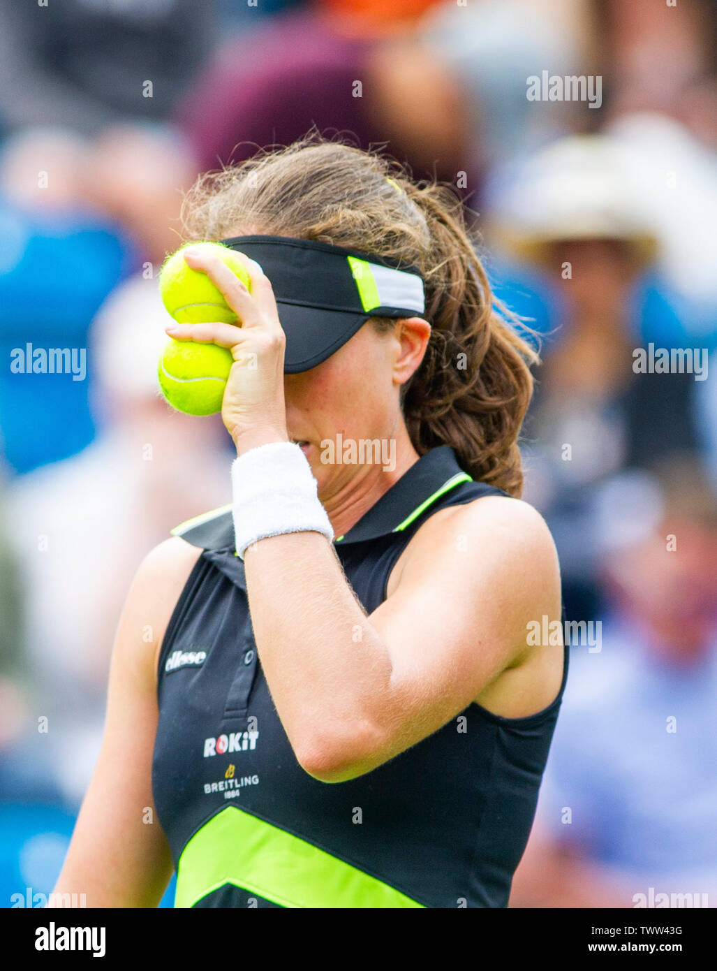 Eastbourne, Royaume-Uni. 23 juin 2019. Johanna Konta de Grande-bretagne en action sur son chemin vers la victoire de l'Ukraine sur Dayana Yastremska dans leur premier match au tournoi de tennis International Nature Valley tenue à Devonshire Park à Eastbourne . Crédit photo : Simon Dack / TPI / Alamy Live News Banque D'Images