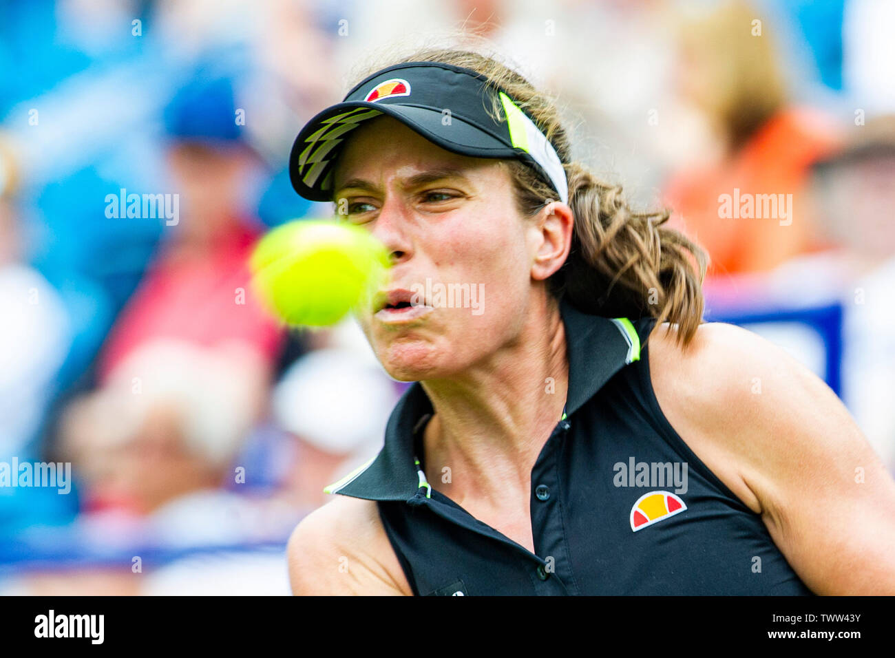 Eastbourne, Royaume-Uni. 23 juin 2019. Johanna Konta de Grande-bretagne en action sur son chemin vers la victoire de l'Ukraine sur Dayana Yastremska dans leur premier match au tournoi de tennis International Nature Valley tenue à Devonshire Park à Eastbourne . Crédit photo : Simon Dack / TPI / Alamy Live News Banque D'Images
