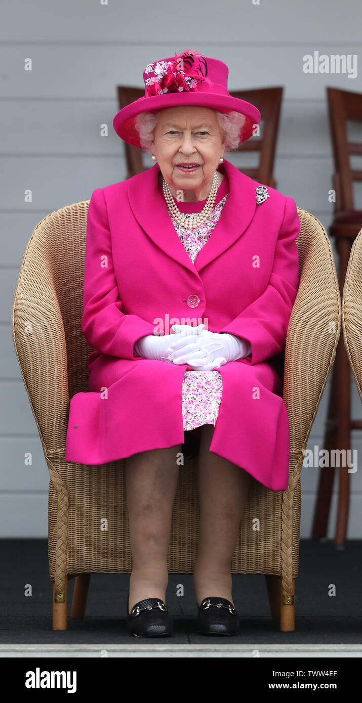 La reine Elizabeth II lors de l'impartition Inc Royal Windsor Cup au Guards Polo Club, Windsor Great Park, Egham, Surrey. Banque D'Images