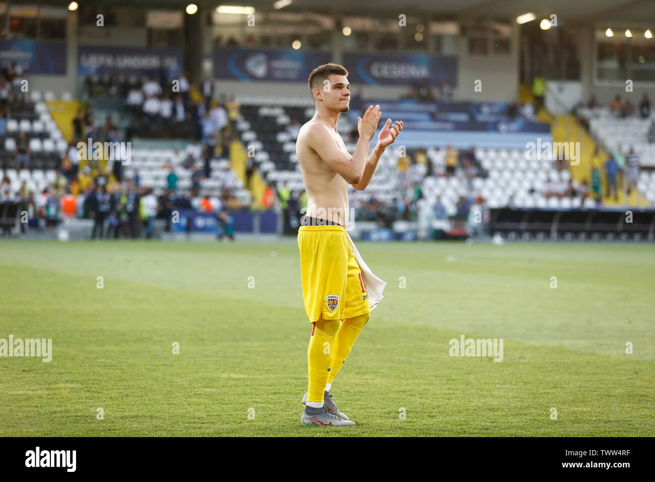 Cesena, Italie. 21 Juin, 2019. Ianis Hagi (ROU) Football/soccer : Hagi célébrer après avoir remporté le championnat de 2019 Phase de groupes match entre l'Angleterre 2-4 Uuder Uuder-21-21 Roumanie au Stadio Dino Manuzzi à Cesena, Italie . Credit : Mutsu Kawamori/AFLO/Alamy Live News Banque D'Images