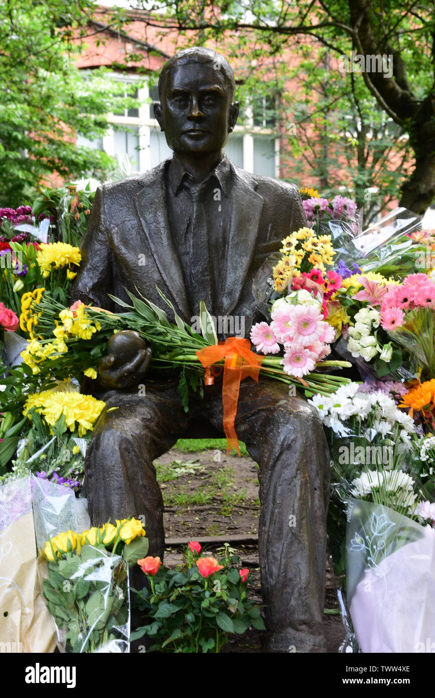 Alan Turing statue avec des fleurs Banque D'Images