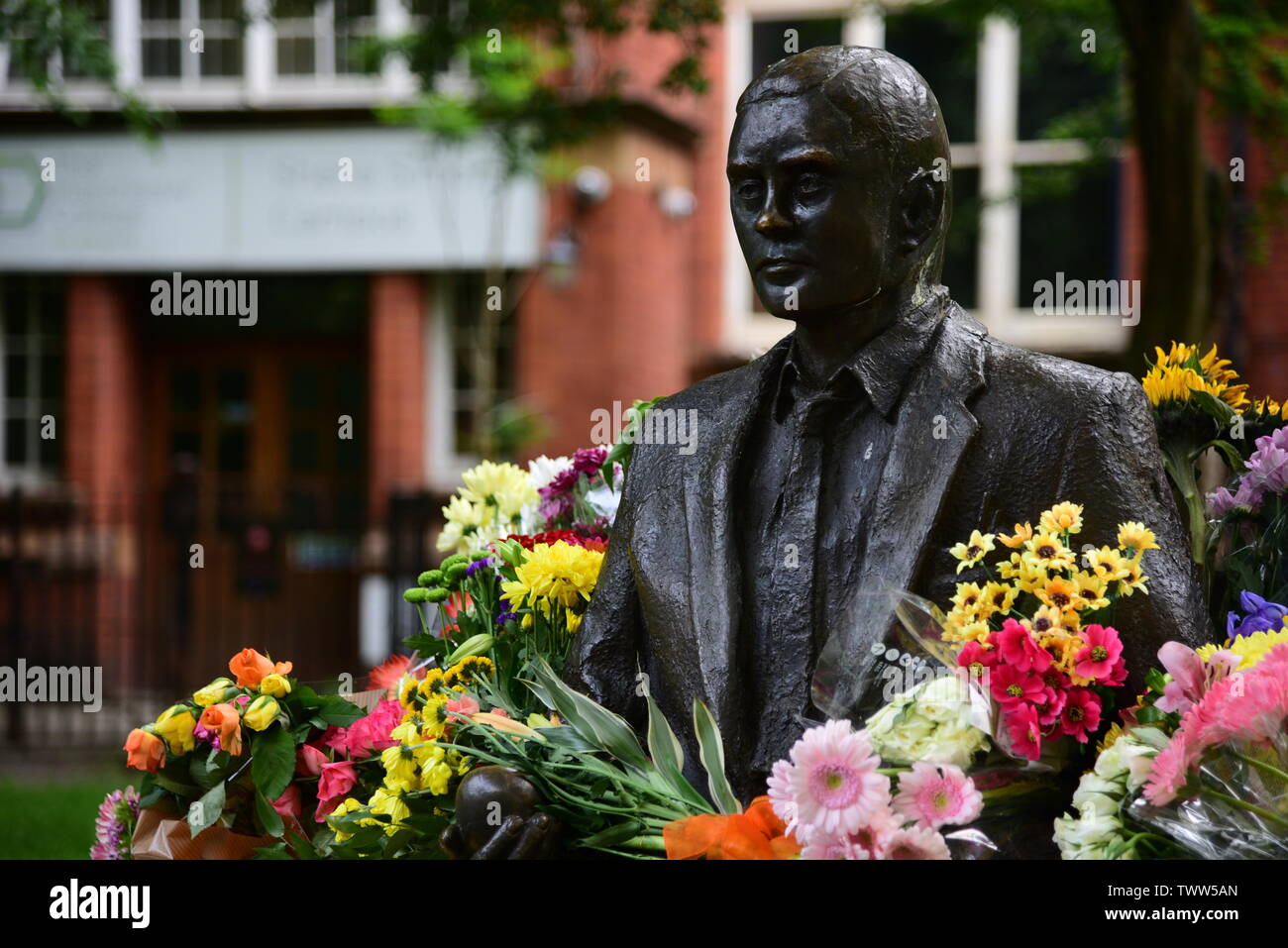 Alan Turing statue avec des fleurs Banque D'Images