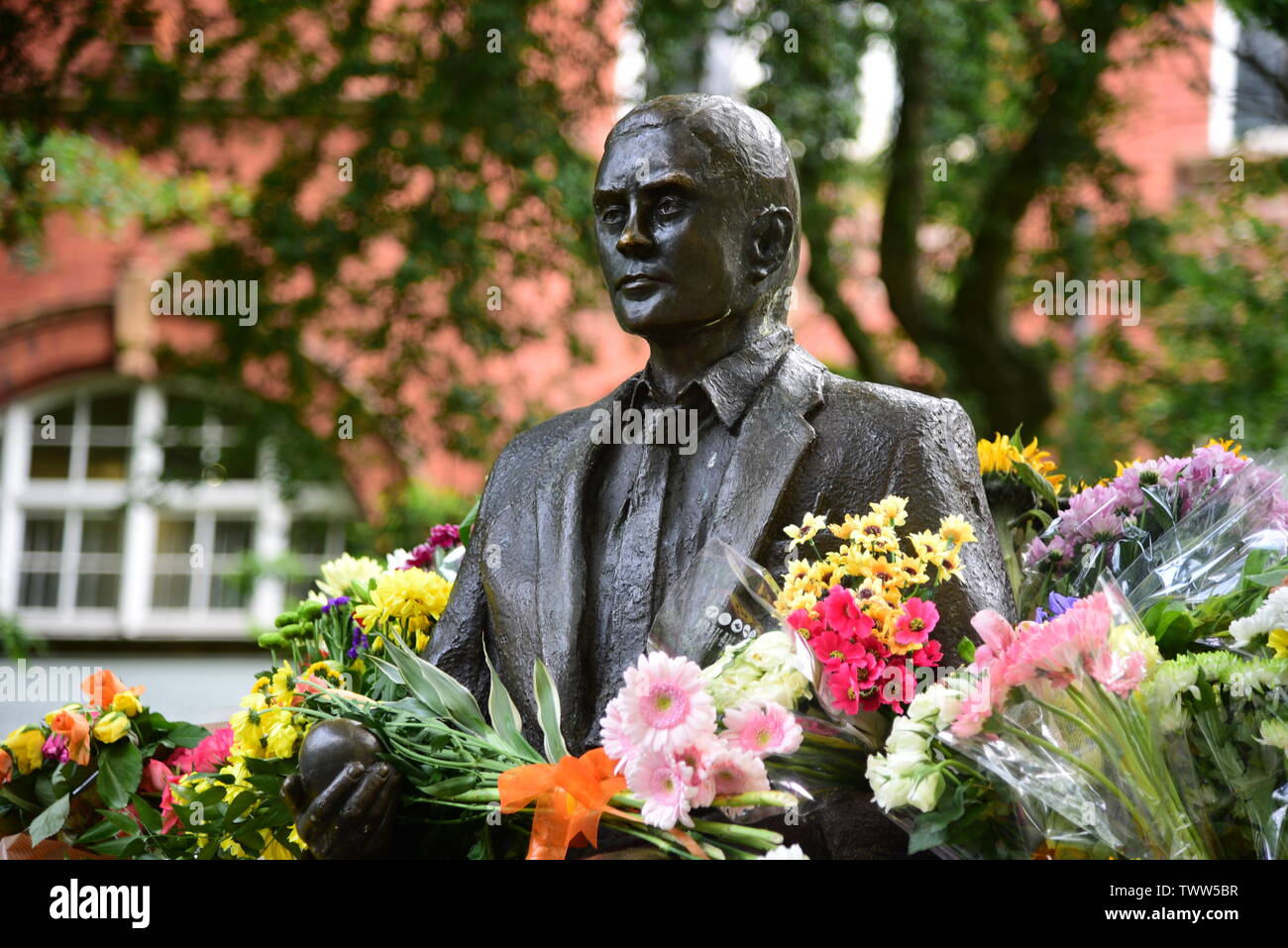 Alan Turing statue avec des fleurs Banque D'Images