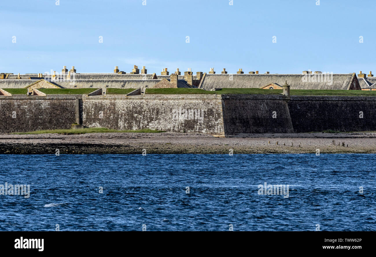 Une longue distance shot du fort George, Moray, de Chanonry Point, Fortrose, Black Isle, Ross et Cromarty, Ecosse, Royaume-Uni. Banque D'Images