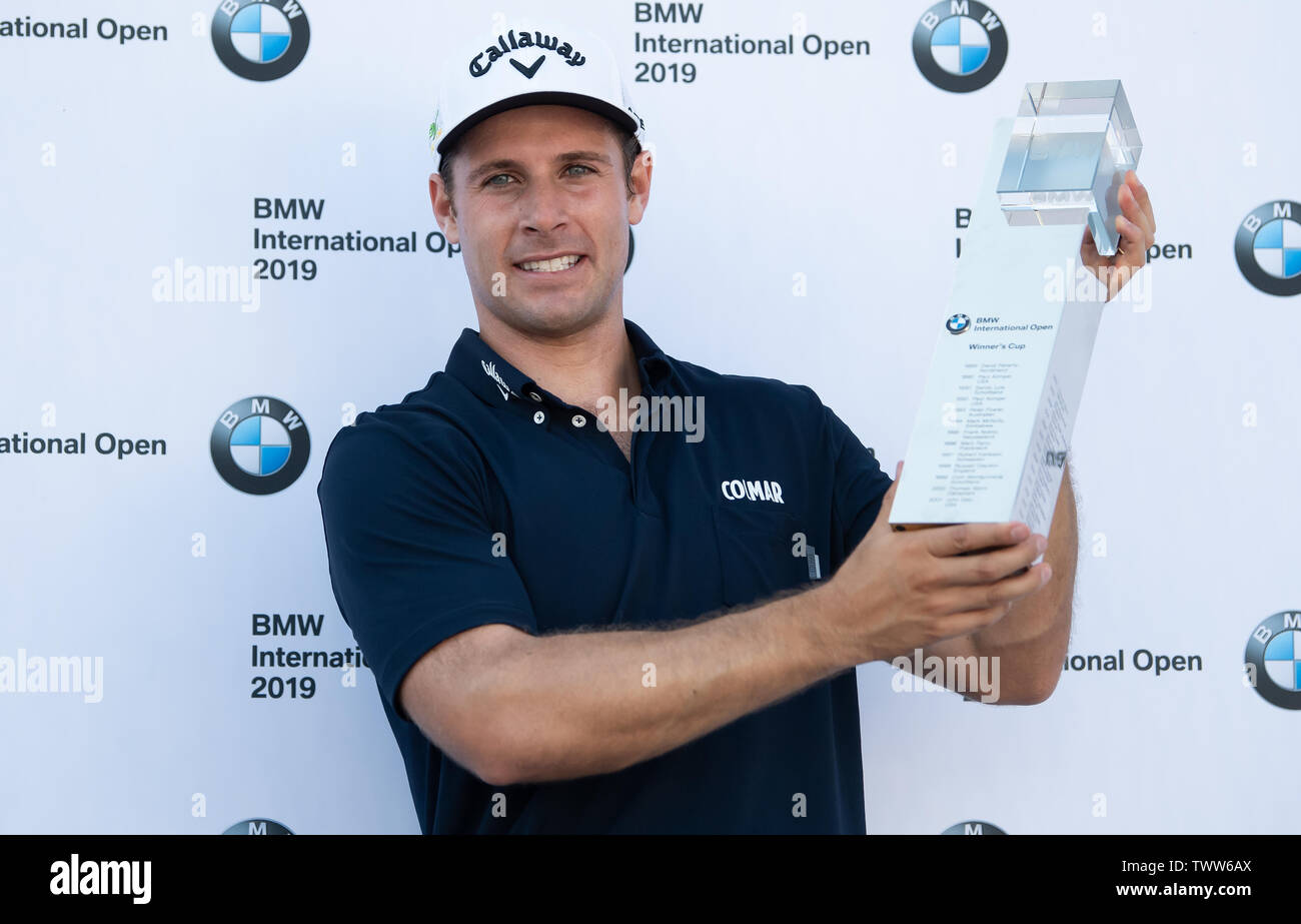 Allemagne, club München Eichenried. 23 Juin, 2019. Golf : Tournée Européenne - Open International, des célibataires, des hommes, 4ème cycle. Professionnel de golf italien Andrea Pavan sourit avec le trophée dans ses mains après sa victoire. Crédit : Sven Hoppe/dpa/Alamy Live News Banque D'Images