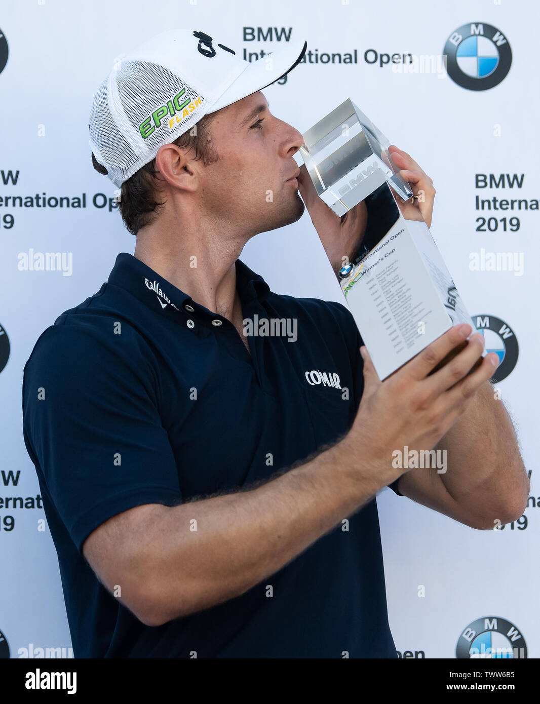 Allemagne, club München Eichenried. 23 Juin, 2019. Golf : Tournée Européenne - Open International, des célibataires, des hommes, 4ème cycle. Professionnel de golf italien Andrea Pavan embrasse le trophée après sa victoire. Crédit : Sven Hoppe/dpa/Alamy Live News Banque D'Images