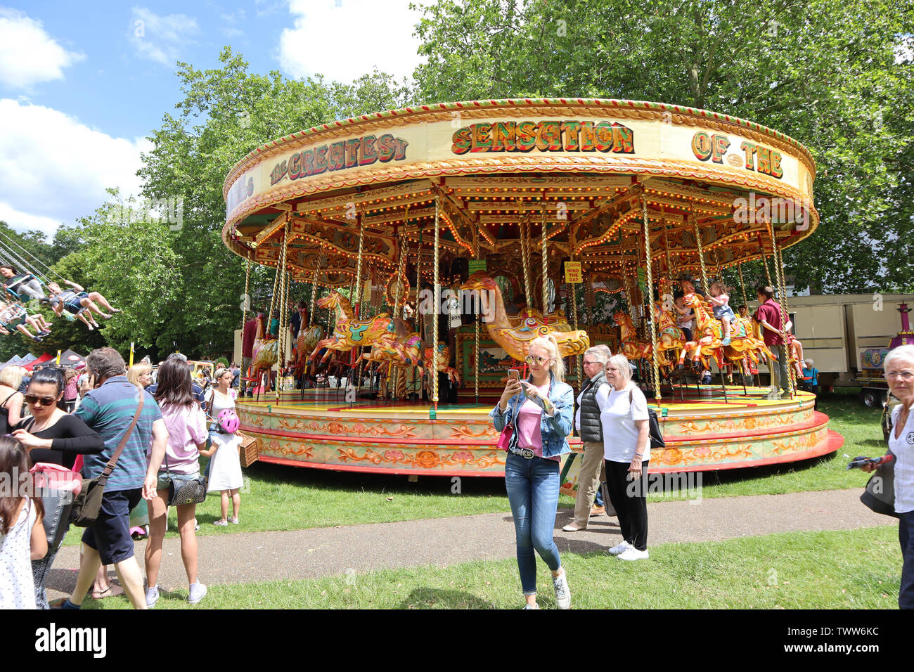 Relations sérieuses in Victorian obligations juste grand rond-point , Kew Fete, Kew Village Green, Londres, Royaume-Uni, 22 juin 2019, photo de Richard Goldschmidt Banque D'Images Relations sérieuses in Victorian obligations juste grand rond-point , Kew Fete, Kew Village Green, Londres, Royaume-Uni, 22 juin 2019, photo de Richard Goldschmidt Banque D'Images