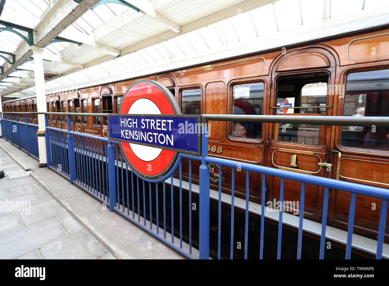 Dans le métro à vapeur 150 District, District Line 150e anniversaire, la station de métro de Kensington High Street, London, UK, 23 juin 2019, Photo par Rich Banque D'Images