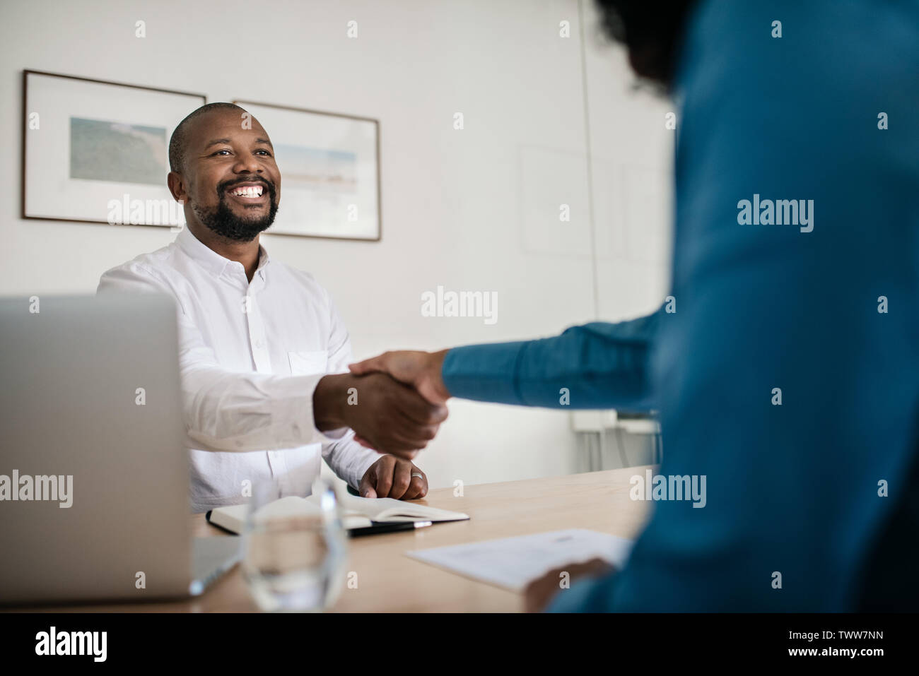 Smiling office manager en serrant la main d'un nouvel employé Banque D'Images