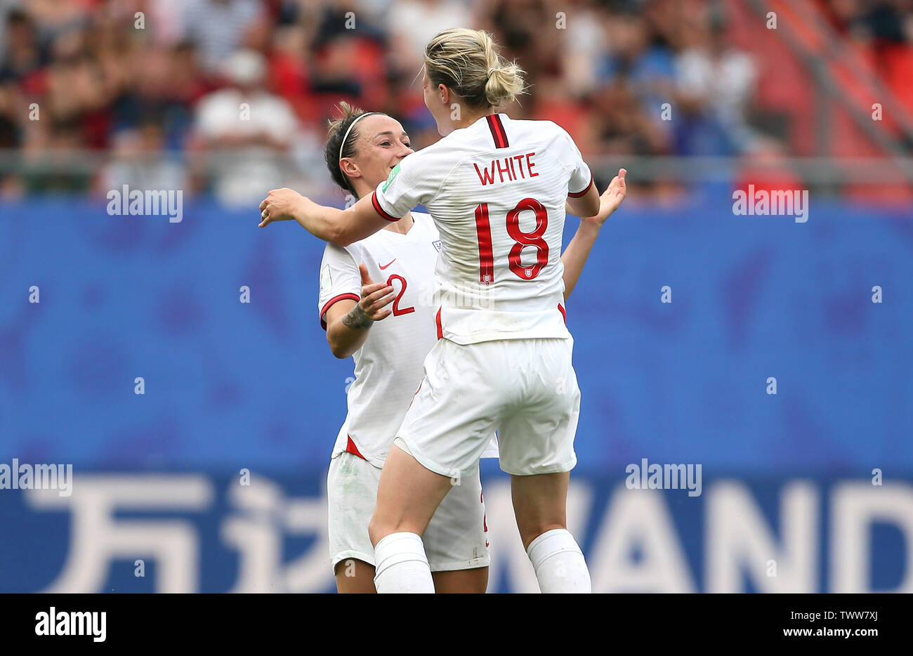 Ellen White de l'Angleterre (à droite) célèbre marquant son deuxième but de côtés du jeu avec son coéquipier lors de la Coupe du Monde féminine de la fifa, série de seize match au niveau de l'état du Hainaut, Valenciennes. Banque D'Images