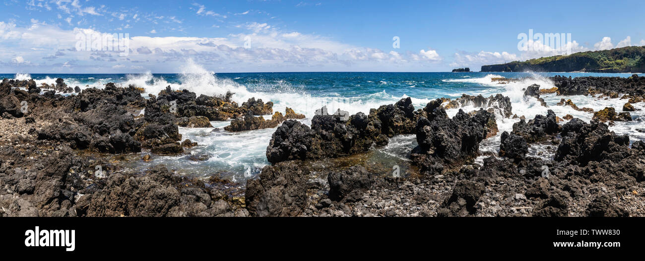 De puissantes vagues de tempête s'écraser sur le rivage rocheux au large de Hana Highway dans le paradis du surf tropicale de Maui, Hawaii, USA Banque D'Images