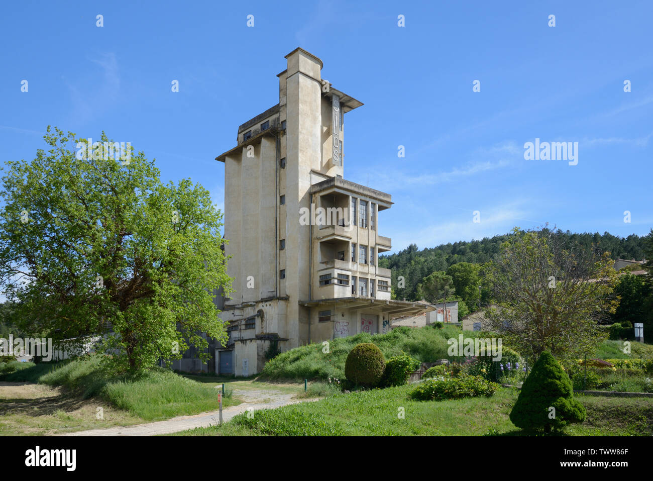 Abandonné et vacants silo à grains, construit 1937-1938, maintenant un bâtiment classé, riez, Alpes de Haute Provence Provence France Banque D'Images