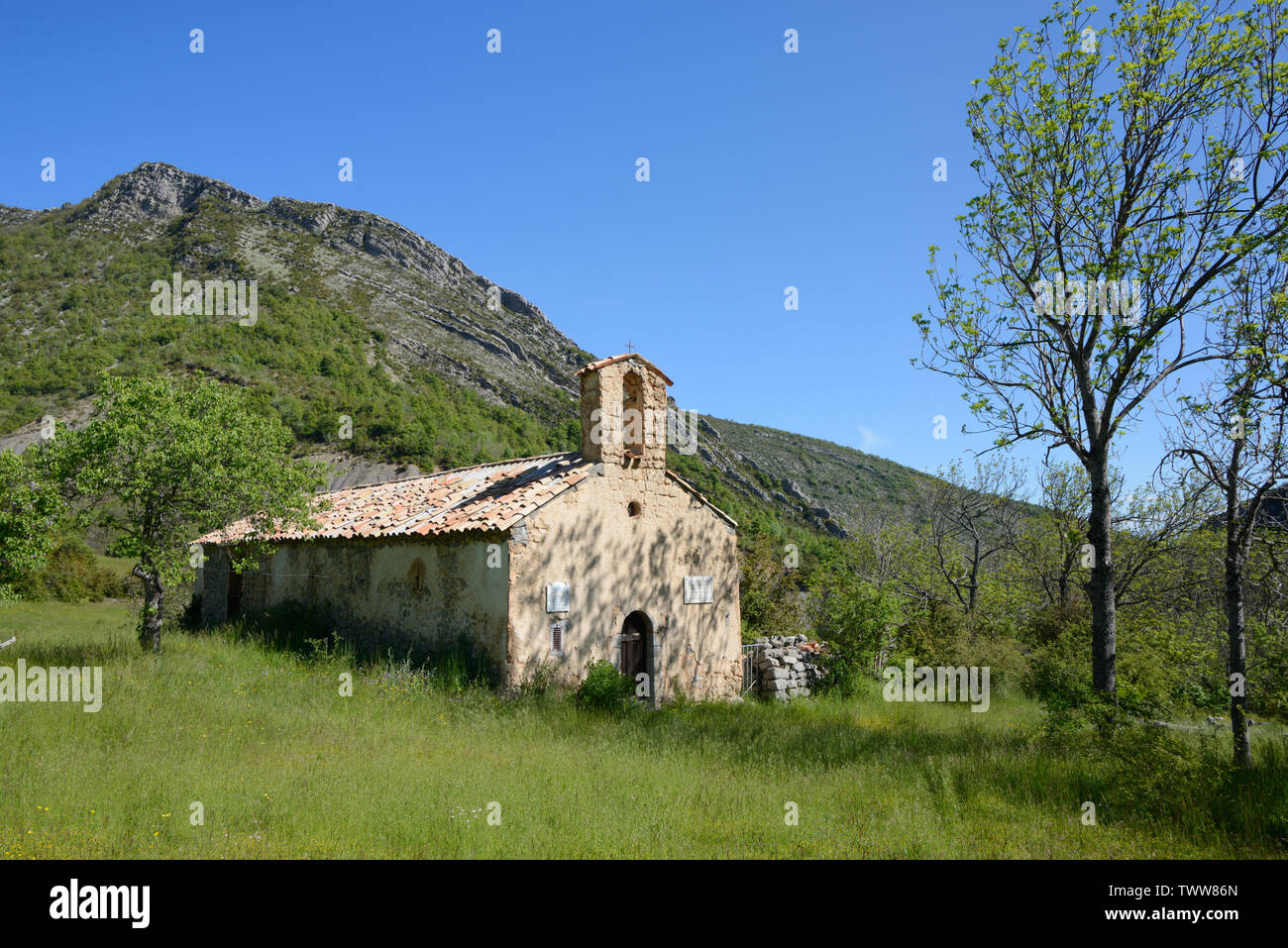 Chapelle de la Béronne, un ancien village détruit par l'armée allemande pendant la Seconde Guerre mondiale, dans les Alpes de Haute Provence Provence France Banque D'Images