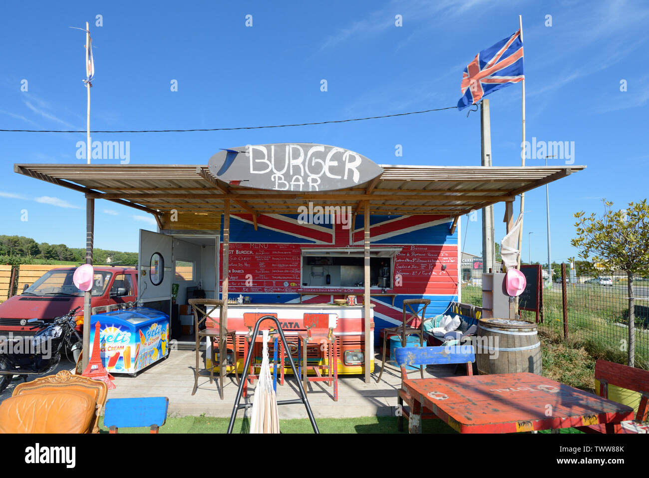 British-Themed ou Burger Burger Bar en bordure de Restaurant avec Union Jack Flag près de Aix-en-Provence Provence France Banque D'Images