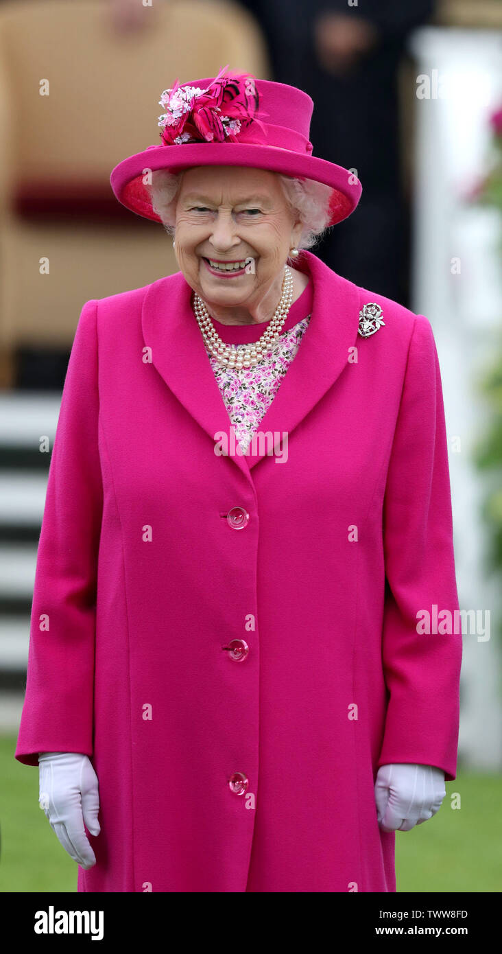 La reine Elizabeth II lors de l'impartition Inc Royal Windsor Cup au Guards Polo Club, Windsor Great Park, Egham, Surrey. Banque D'Images