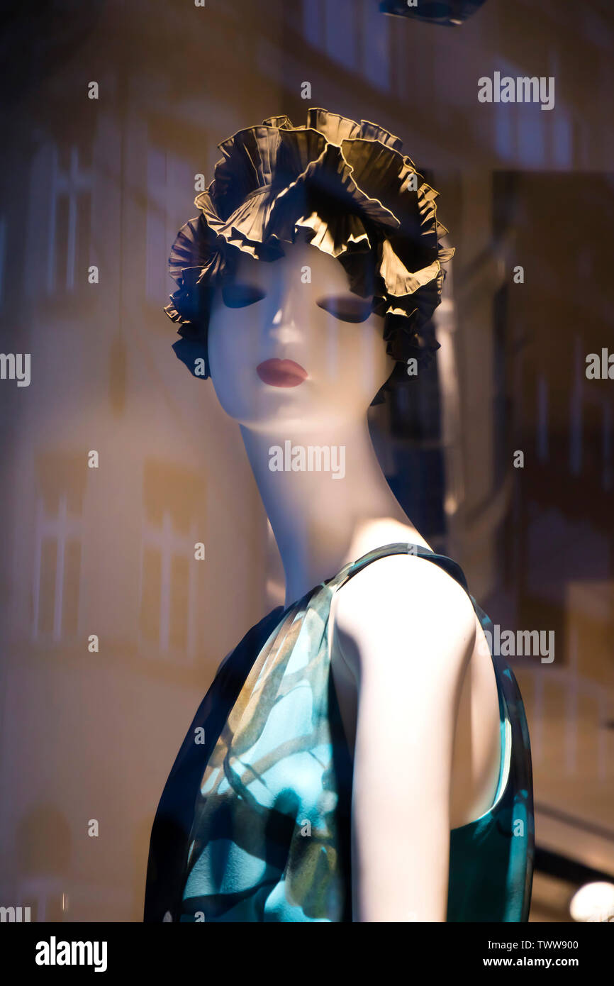 Belgrade, Serbie - 19 juin 2019 : Un mannequin doll en été tenue affichée n la vitrine de Max Mara et coûteux vêtements de marque élégante Banque D'Images