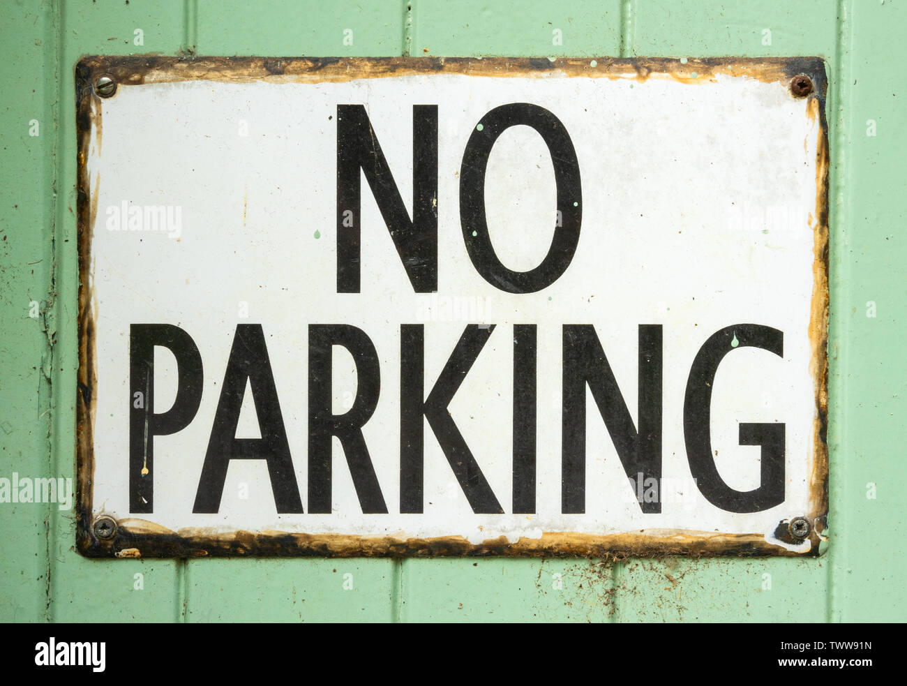 Vieux No Parking sign sur fond de bois patine verte Banque D'Images Vieux No Parking sign sur fond de bois patine verte Banque D'Images
