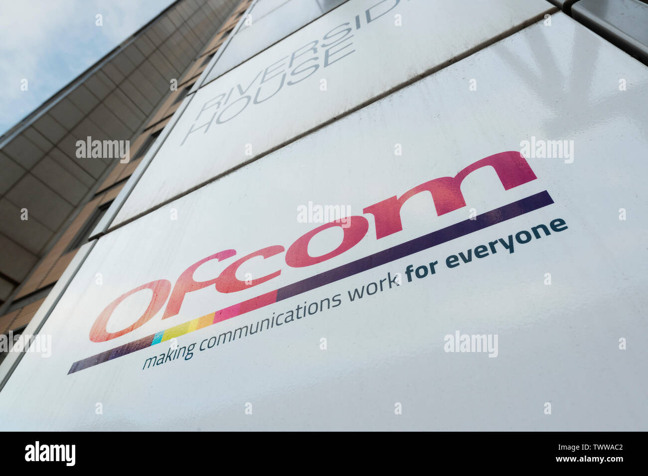 La signalisation pour l'Ofcom (Office of Communications) situé au Riverhouse House building sur Southwark Bridge Road à Londres, au Royaume-Uni. Banque D'Images