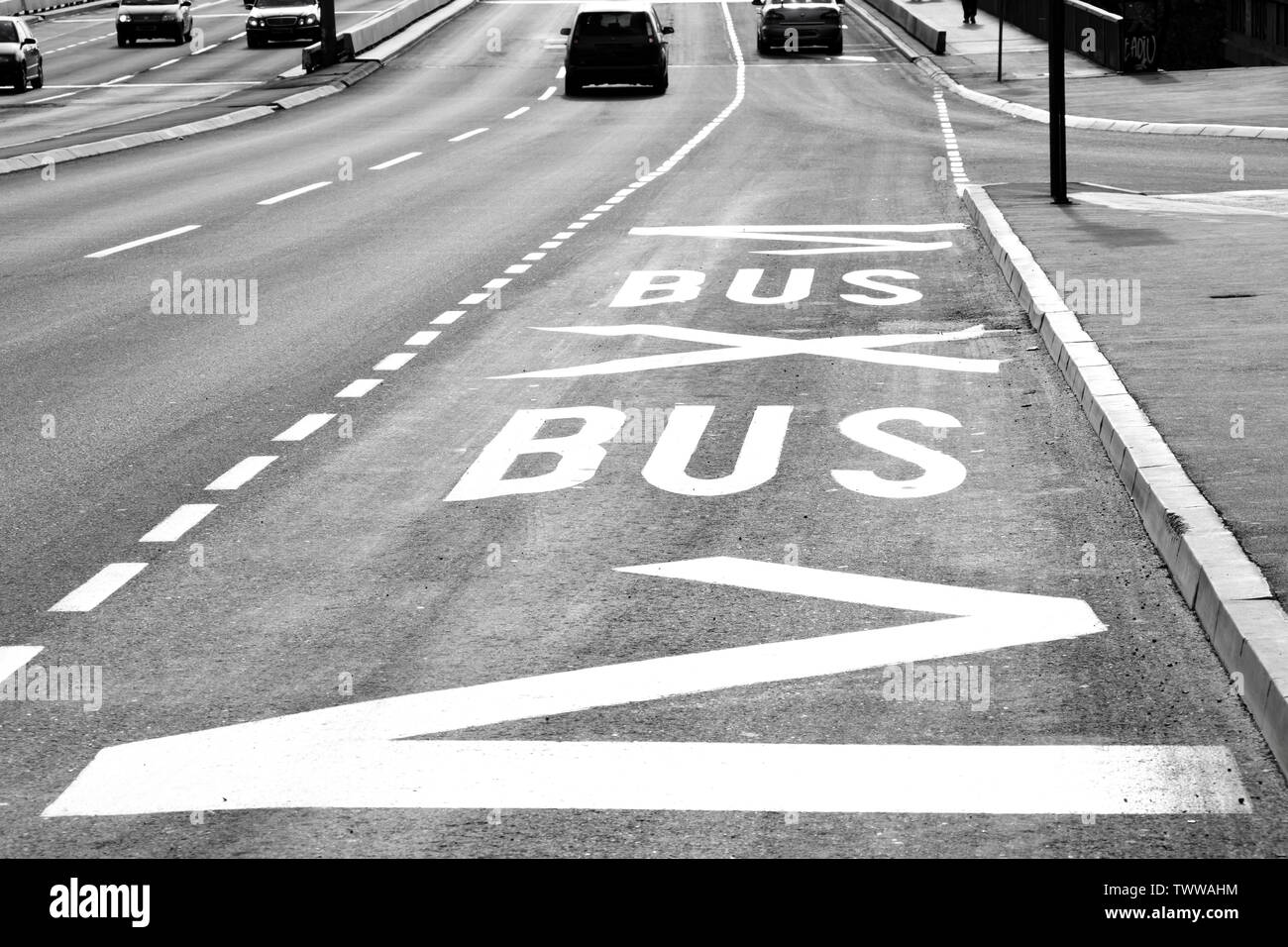 Marques de surface de la route à l'arrêt de bus sur la rue de la ville en noir et blanc de contraste élevé Banque D'Images