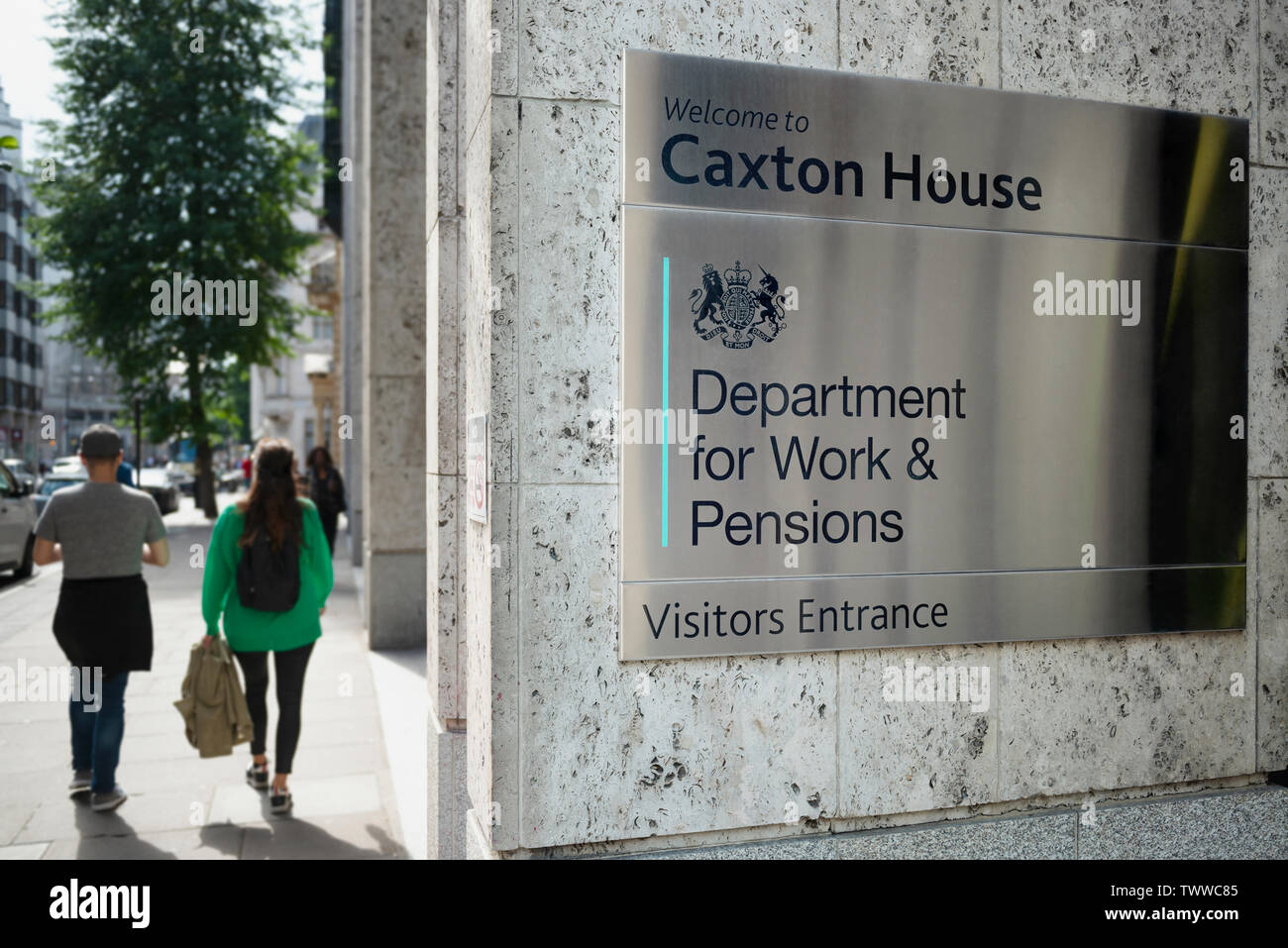 La signalisation pour Caxton House, Ministère du Travail et des pensions, situé sur la rue Tothill Street à Londres, au Royaume-Uni. Banque D'Images