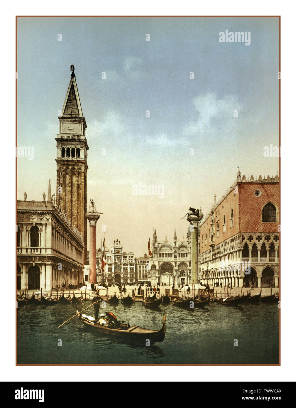 Vintage 1890 Années 1900 Venise Venise, la Place Saint Marc avec clocher Campanile et le Palais des Doges de Venise, Italie 1900 GONDOLIER 1900 Vintage Photochrom Photochrome Belle Epoque historique Ancien Gondolier gondoles lagune de Venise de San Marco Venise Italie Banque D'Images
