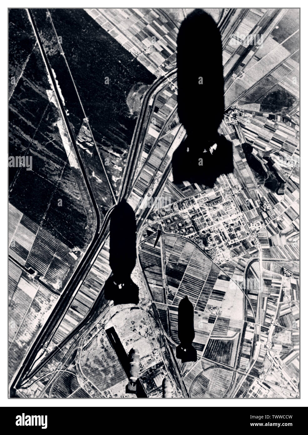 Bombardement aérien ITALIE Vintage WW2 droit de bombes LOIN POV bombes tombent sur une raffinerie de pétrole, d'un orifice calibré à l'aide de bombes de 500 lb de bombardement à partir d'un bombardier de l'USAAF Flying Fortress ciblant les réservoirs contenant d'une grande raffinerie de pétrole à Livourne en Italie. Seconde Guerre mondiale La Seconde Guerre mondiale Banque D'Images