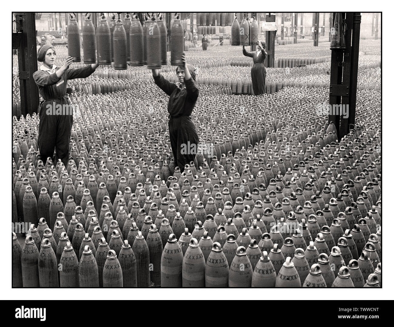 Vintage 1915 Guerre mondiale 1 Factory Shell munitions femmes guerre travail production information image de propagande de la vaste usine de remplissage de munitions Chilwell, Grande-Bretagne WW1 plus de 19 millions d'obus d'infanterie et de marine ont été remplis d'explosifs ici par 10 000 travailleurs entre 1915 et 1918, pendant la guerre mondiale 1. L'usine remplissait 50 % de tous les obus britanniques pendant la Grande première Guerre mondiale. Banque D'Images