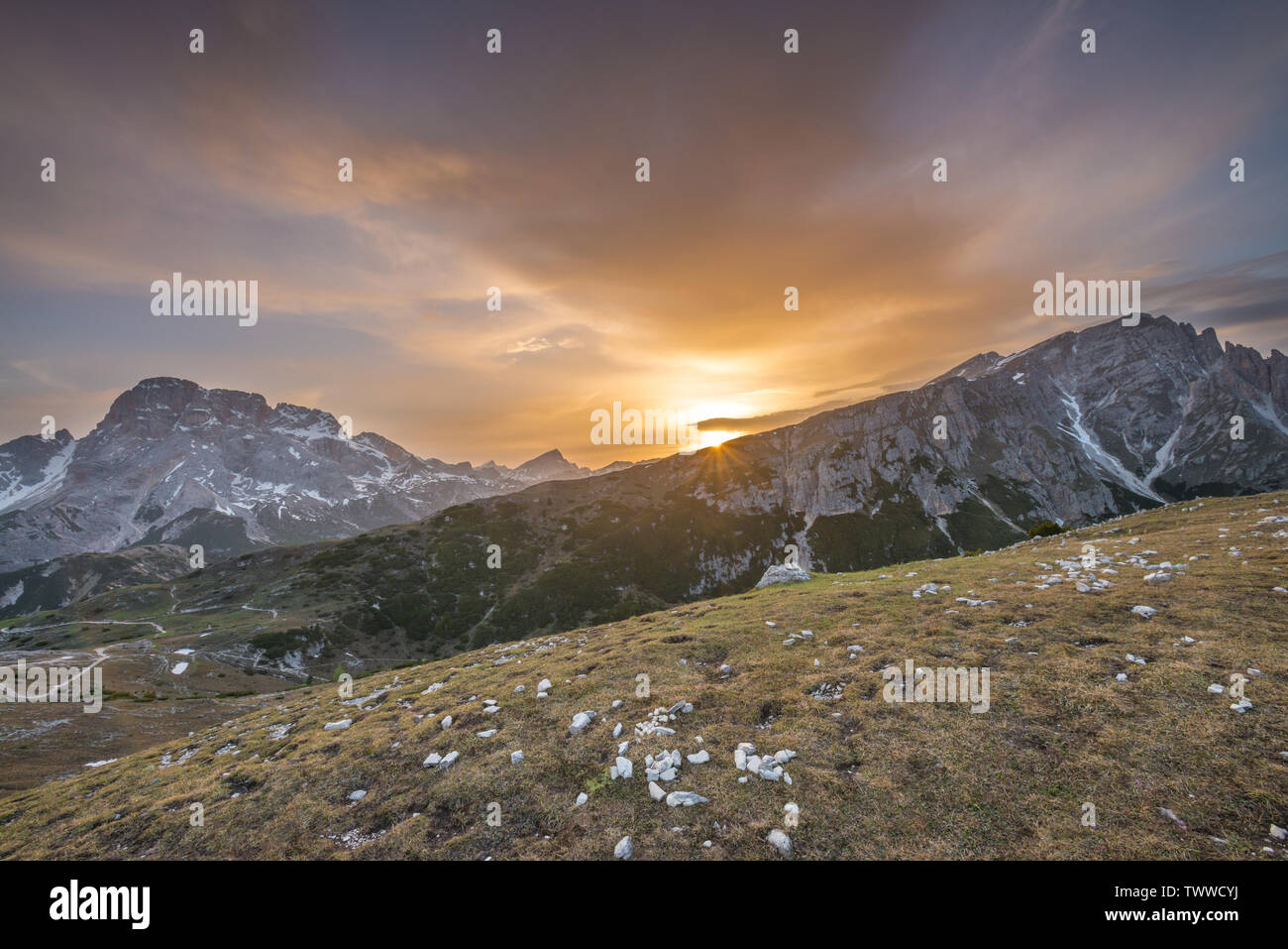 Le feu du ciel au coucher du soleil, des couleurs chaudes dans le ciel pendant la golden hour, vivid Ciel et nuages colorés vu de la montagne. Voir l'espèce de Monte. Banque D'Images