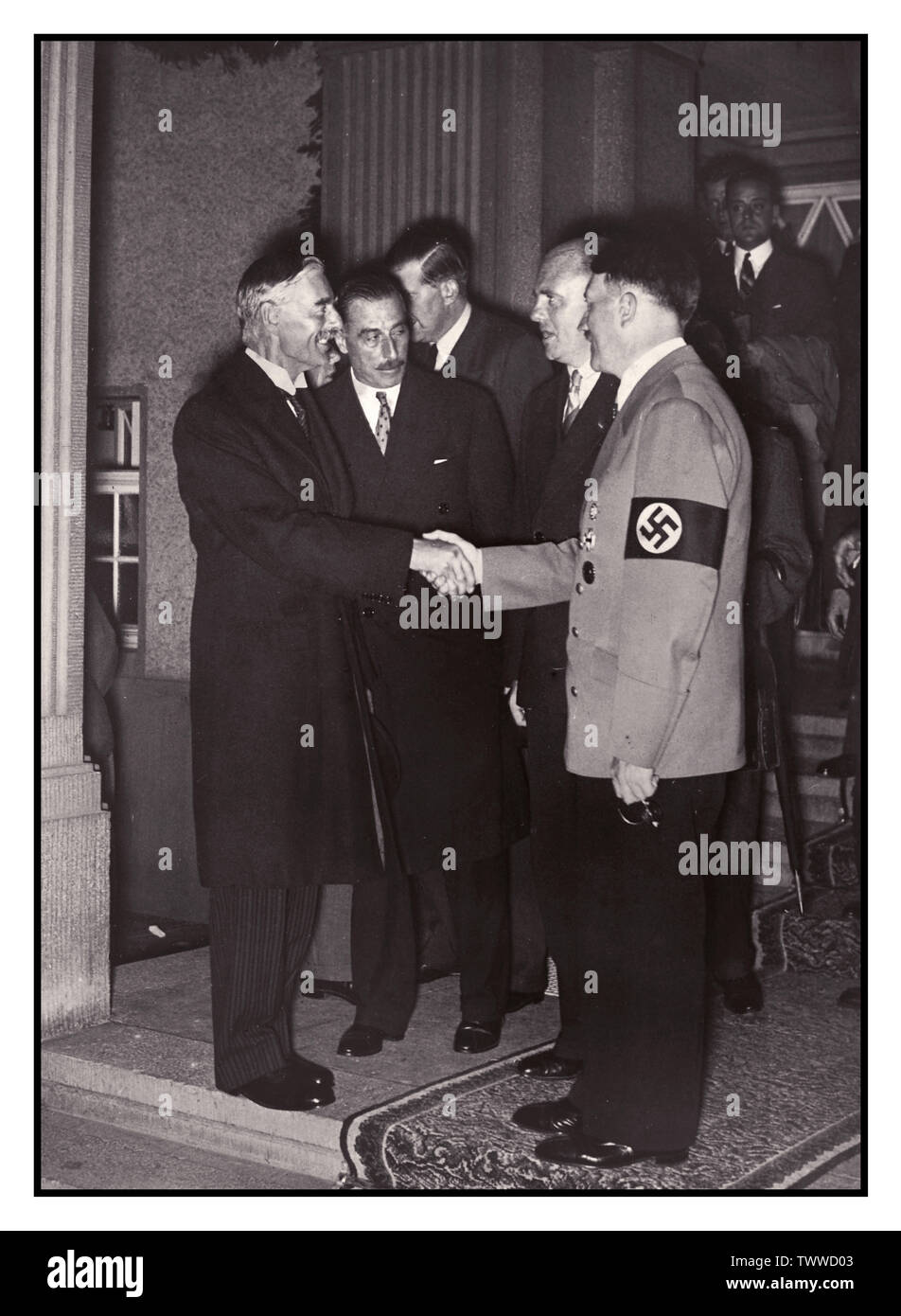La propagande HITLÉRIENNE CHAMBERLAIN Pre-War image de Premier ministre britannique Neville Chamberlain se serrer la main et rencontre Adolf Hitler à Berlin Allemagne 30 Septembre 1938 Banque D'Images