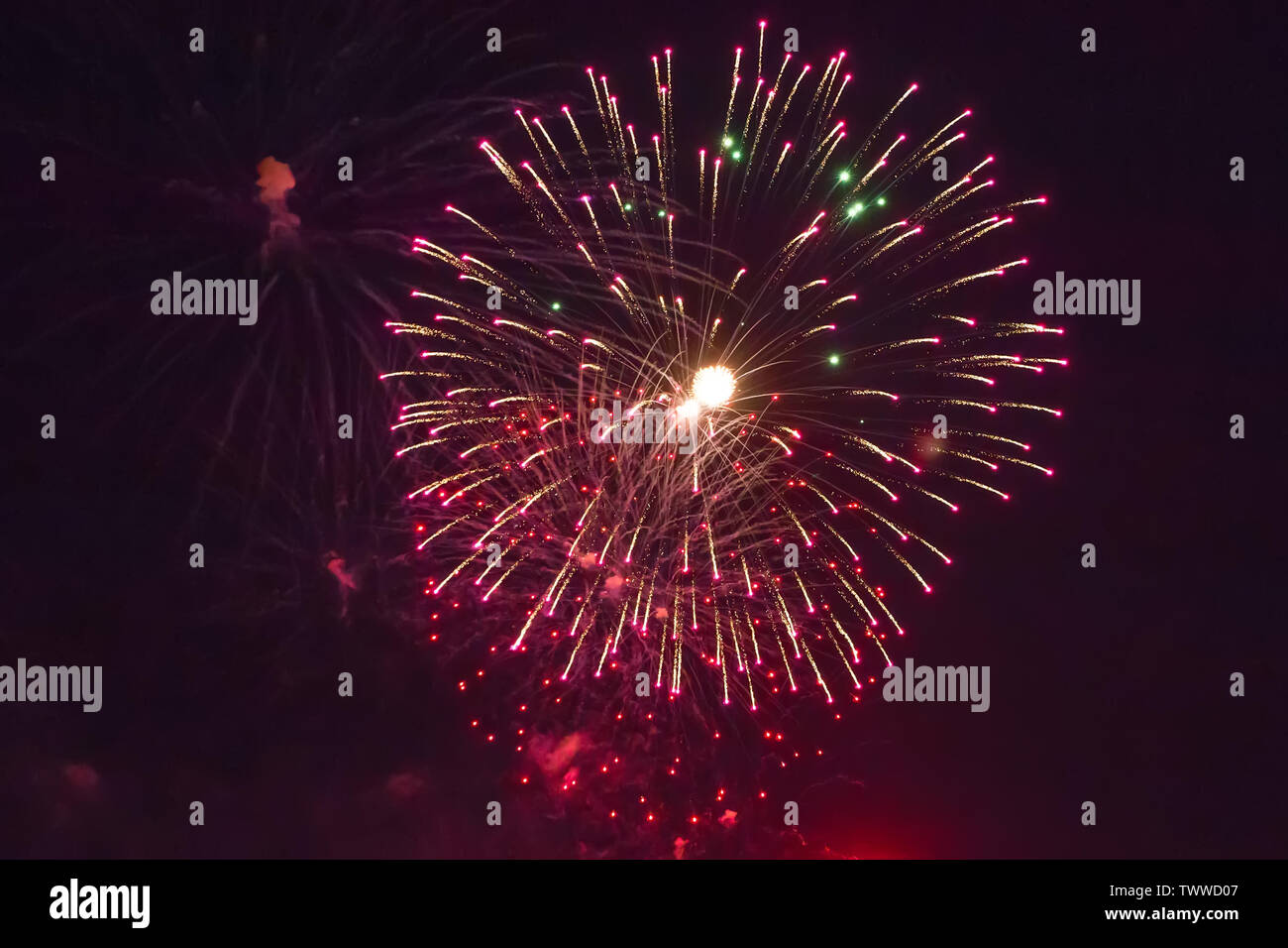 Une longue exposition d'artifice contre un ciel noir . Arrière-plan de salut multicolores et d'artifice gros plan sur un fond noir Banque D'Images