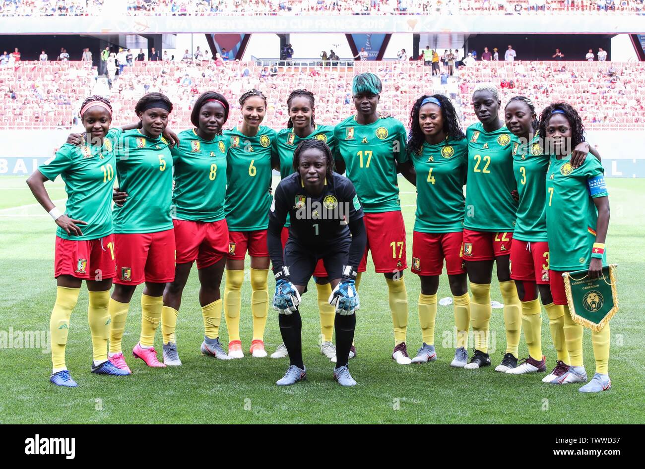 Valenciennes, France. 23 Juin, 2019. Les joueurs du Cameroun s'alignent pour une photo de groupe avant la ronde de 16 match entre l'Angleterre et le Cameroun à la FIFA 2019 Coupe du Monde féminine à Valenciennes, France, le 23 juin 2019. Credit : Shan Yuqi/Xinhua/Alamy Live News Banque D'Images