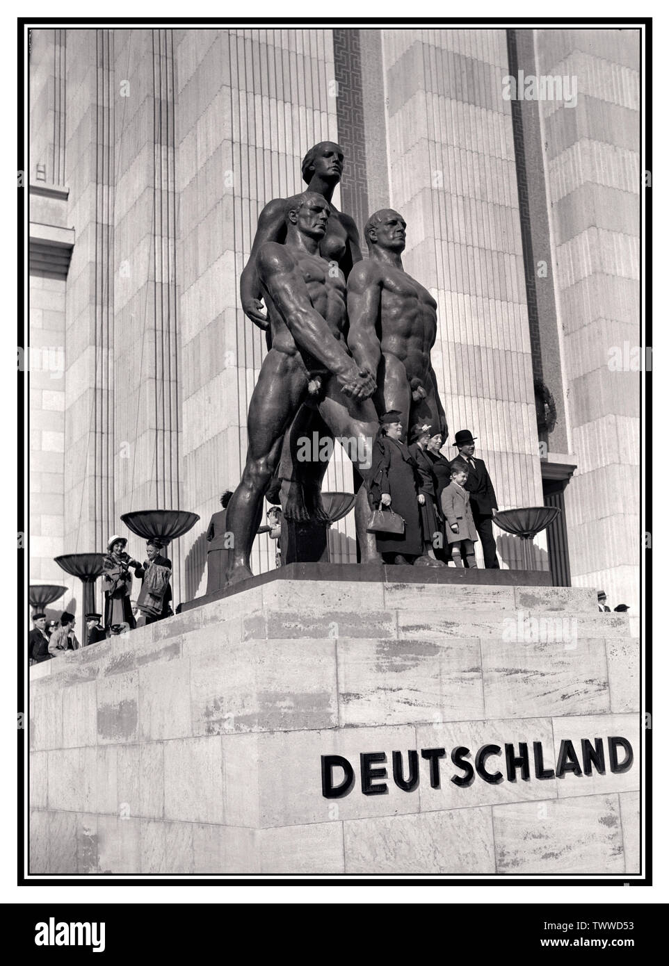 Paris Exposition Universelle 1937 façade du pavillon allemand « Deutschland' avec un groupe de sculptures par Josef Thorak avec groupe de visiteurs étant photographiés 1937 Paris, France Banque D'Images