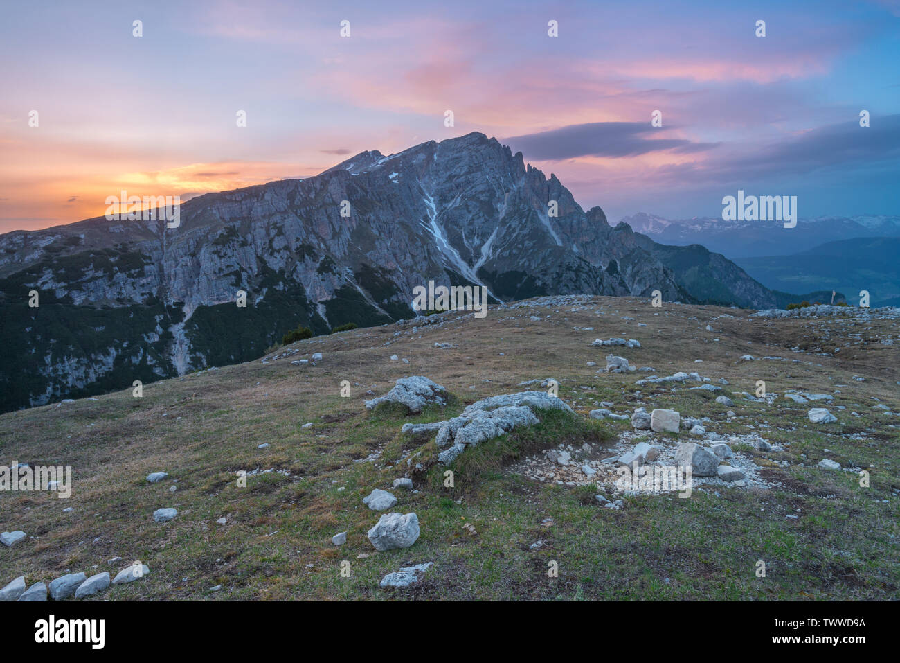 Coucher du soleil vif, alpenglow du sommet du Monte Espèce ou Strudelkopf. Dolomites italiennes au coucher du soleil, ciel coloré avec des nuages roses et mauves. Banque D'Images