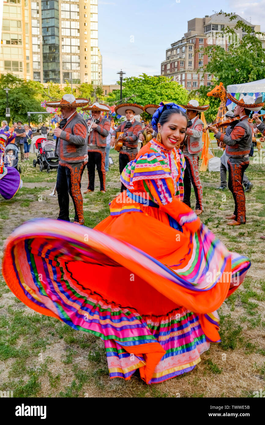 Danseuse mexicaine Mariachi et El Dorado, Gathering Festival, célébration du solstice d'été, Emery Barnes Park, Vancouver, Colombie-Britannique, Canada. Banque D'Images