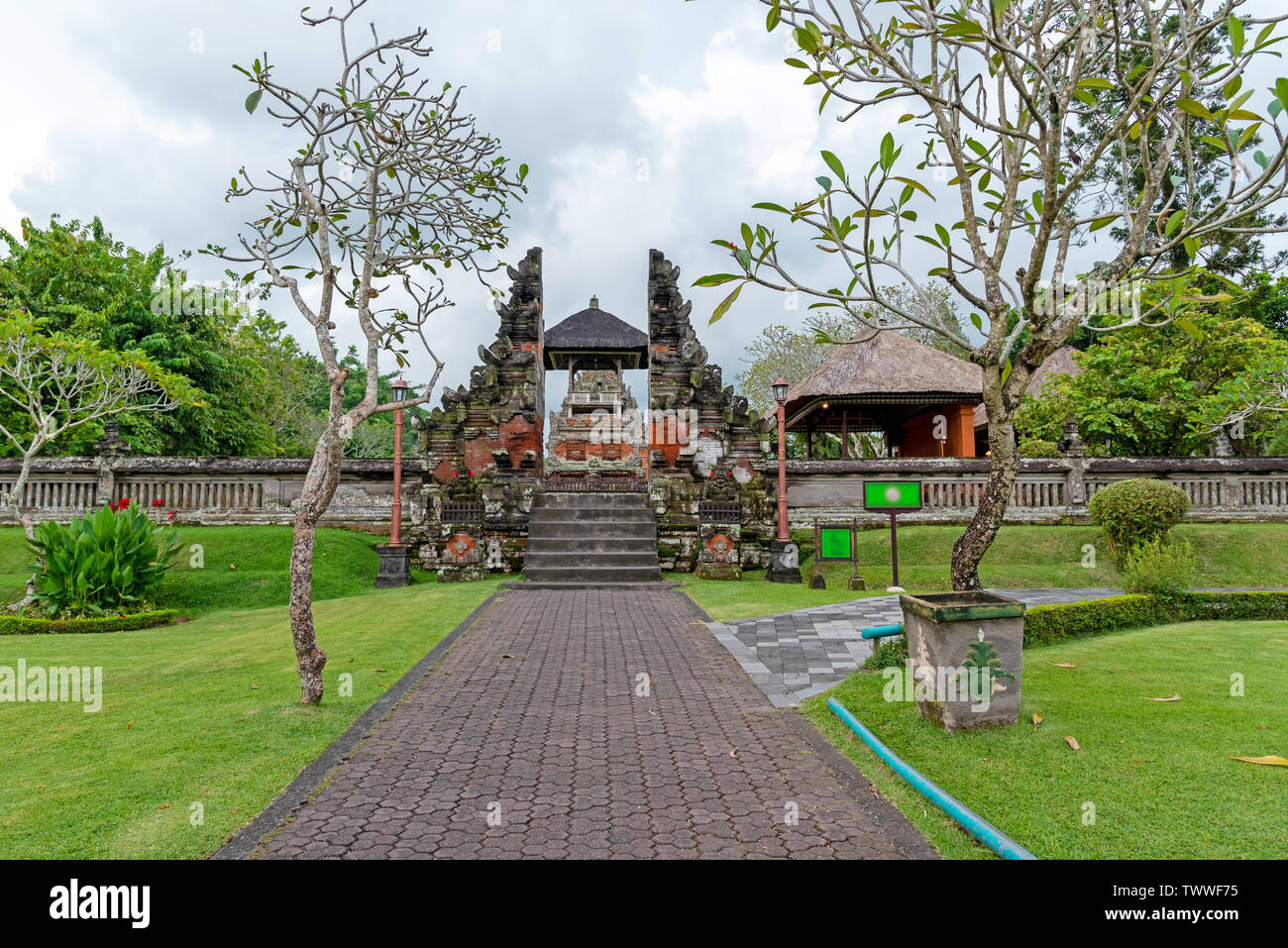 À la porte du Temple de Taman Ayun à Mengwi Hindouisme Bali Indonésie. Banque D'Images