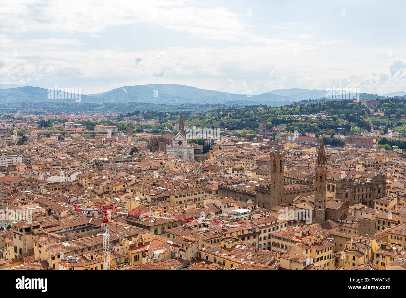 Vue sur le centre historique de Florence depuis le clocher de Giotto, où vous pouvez voir l'église de Santa Croce Banque D'Images