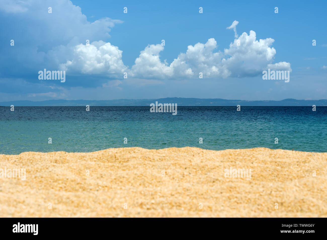 Sable mer sky concept. Sable sur plage et d'été bleu ciel, le calme et la nature concept Banque D'Images