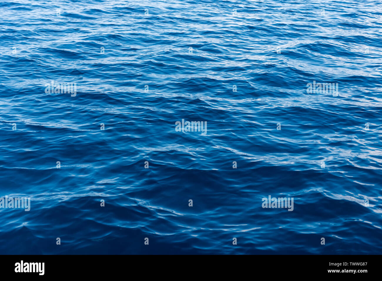 L'eau de mer de surface. Les vagues en mer profonde Banque D'Images