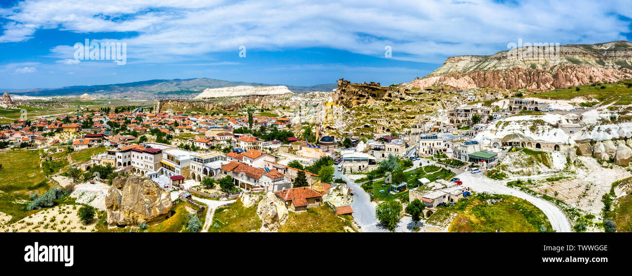 Village de Cavusin avec un rock castle en Cappadoce, Turquie Banque D'Images