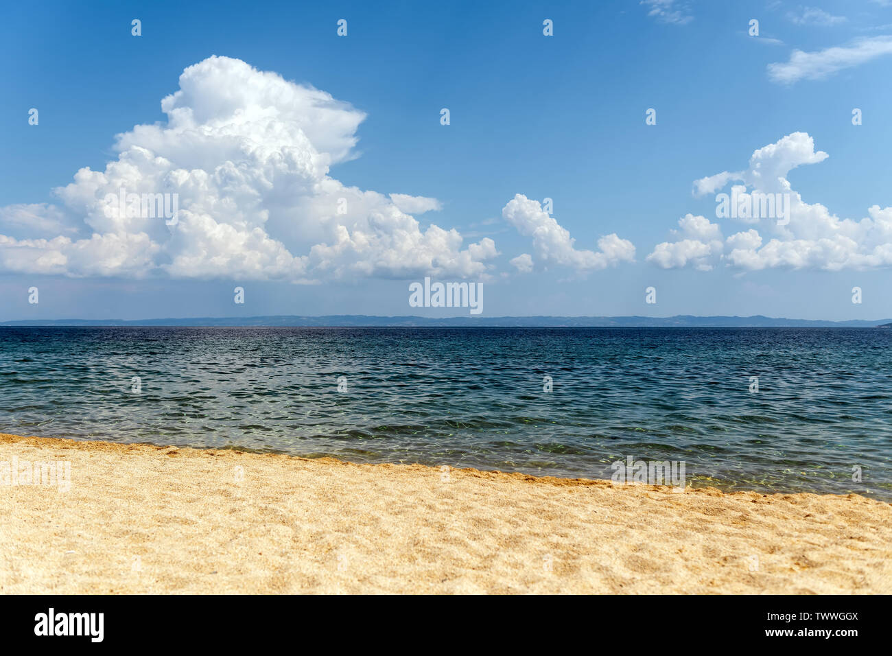 Sable mer sky concept. Sable sur plage et d'été bleu ciel, le calme et la nature concept Banque D'Images
