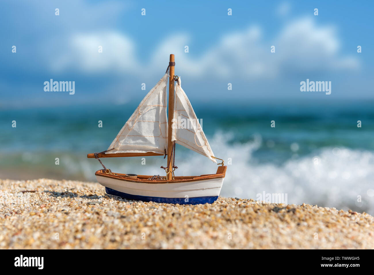 Image de la plage de sable tropicale et voilier jouet. Concept d'été Banque D'Images