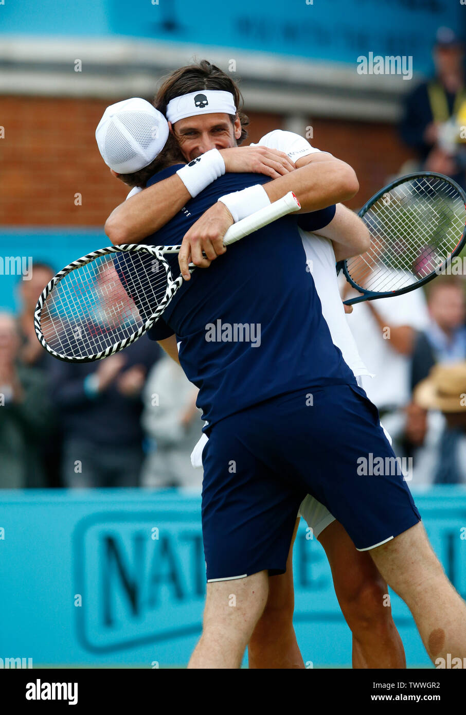 Londres, Royaume-Uni. 23 Juin, 2019. Londres, Angleterre - le 23 juin : Andy Murray (GBR) et Feliciano Lopez célébrer après avoir remporté la finale double pendant 7 jours après le championnat du Club Queens Fever-Tree le 23 juin 2019 à Londres, Royaume-Uni. Action Crédit : Foto Sport/Alamy Live News Banque D'Images