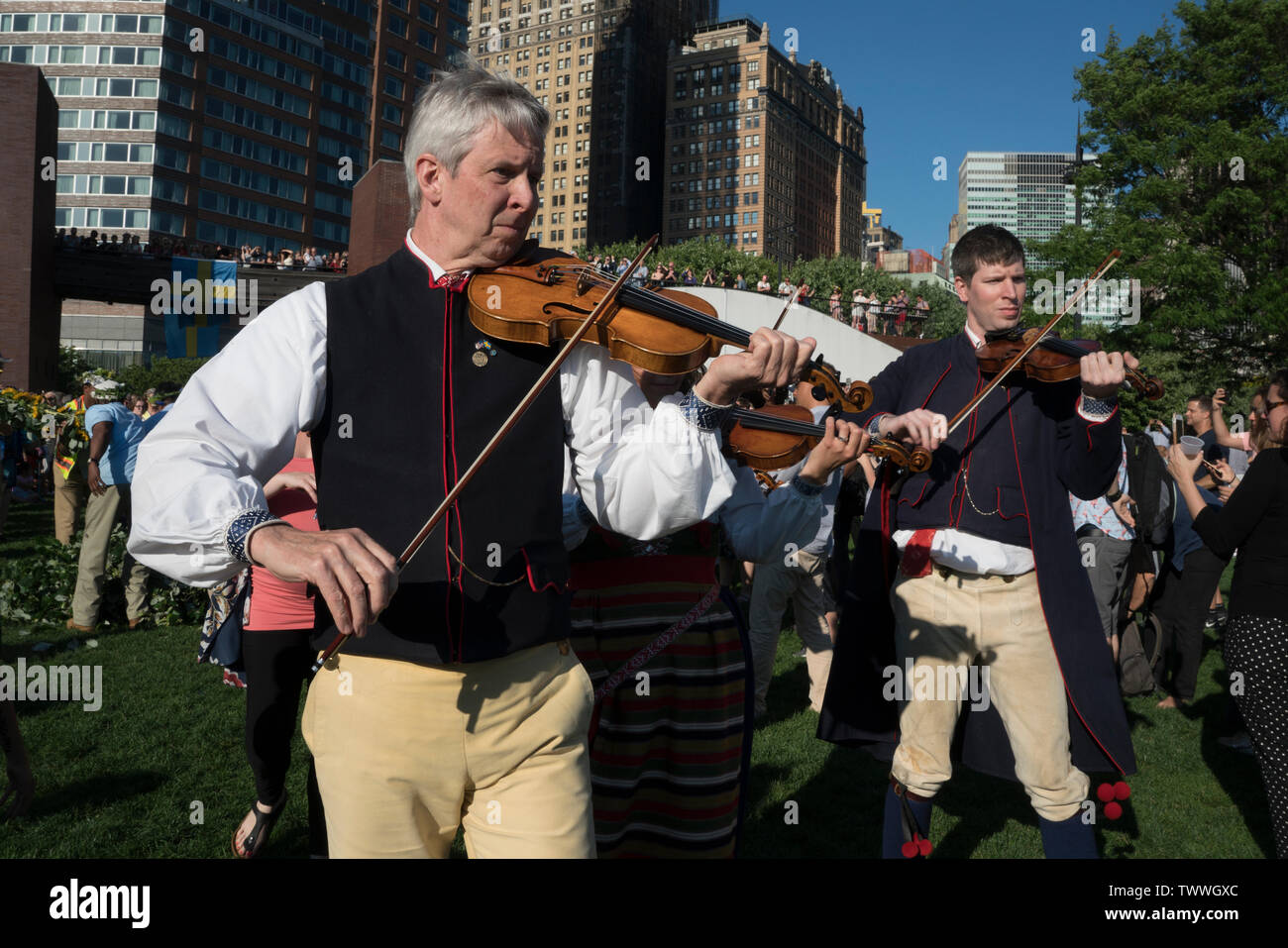 Paul Dahlin et d'autres musiciens de l'American Swedish Institute de Minneapolis pour jouer le Midsummer Festival suédois dans Battery Park City. Banque D'Images