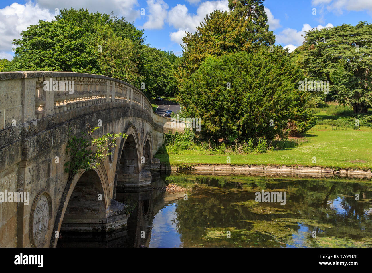Ornate rivière cam pont mène à Audley End House et jardins près de Saffron Walden, Essex, Angleterre, RU, FR Banque D'Images