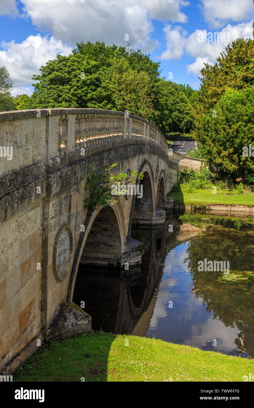 Ornate rivière cam pont mène à Audley End House et jardins près de Saffron Walden, Essex, Angleterre, RU, FR Banque D'Images