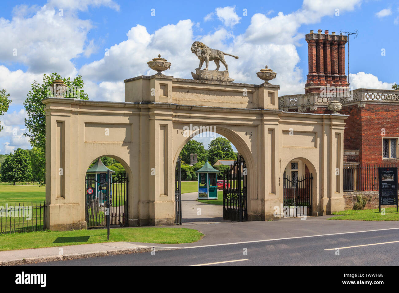 Archway d'entrée des visiteurs d'Audley End House et jardins près de Saffron Walden, Essex, Angleterre, RU, FR Banque D'Images
