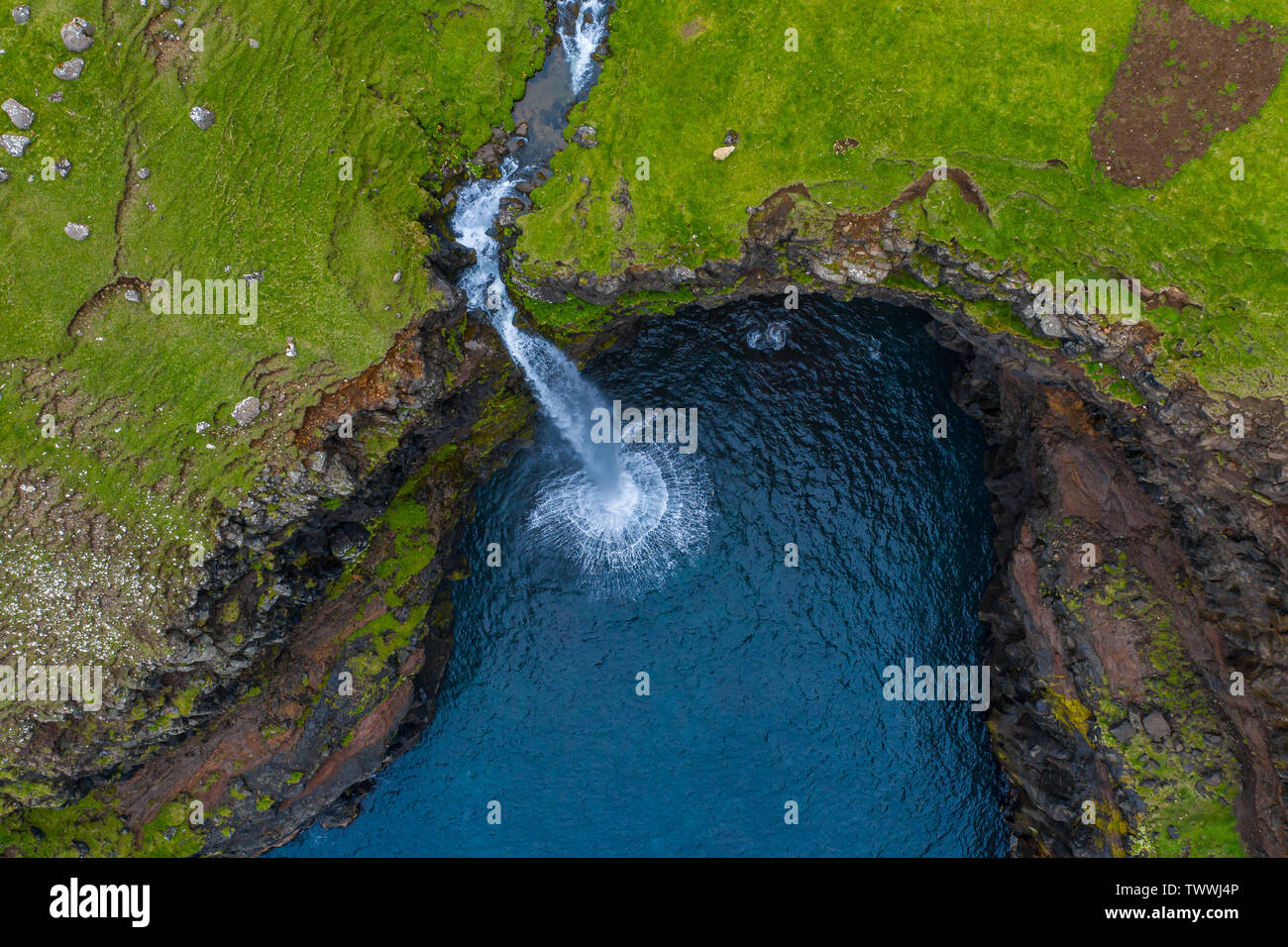 Chute d'Mulafossur Gasadalur drone aérien en vue, Vagar et, Banque D'Images
