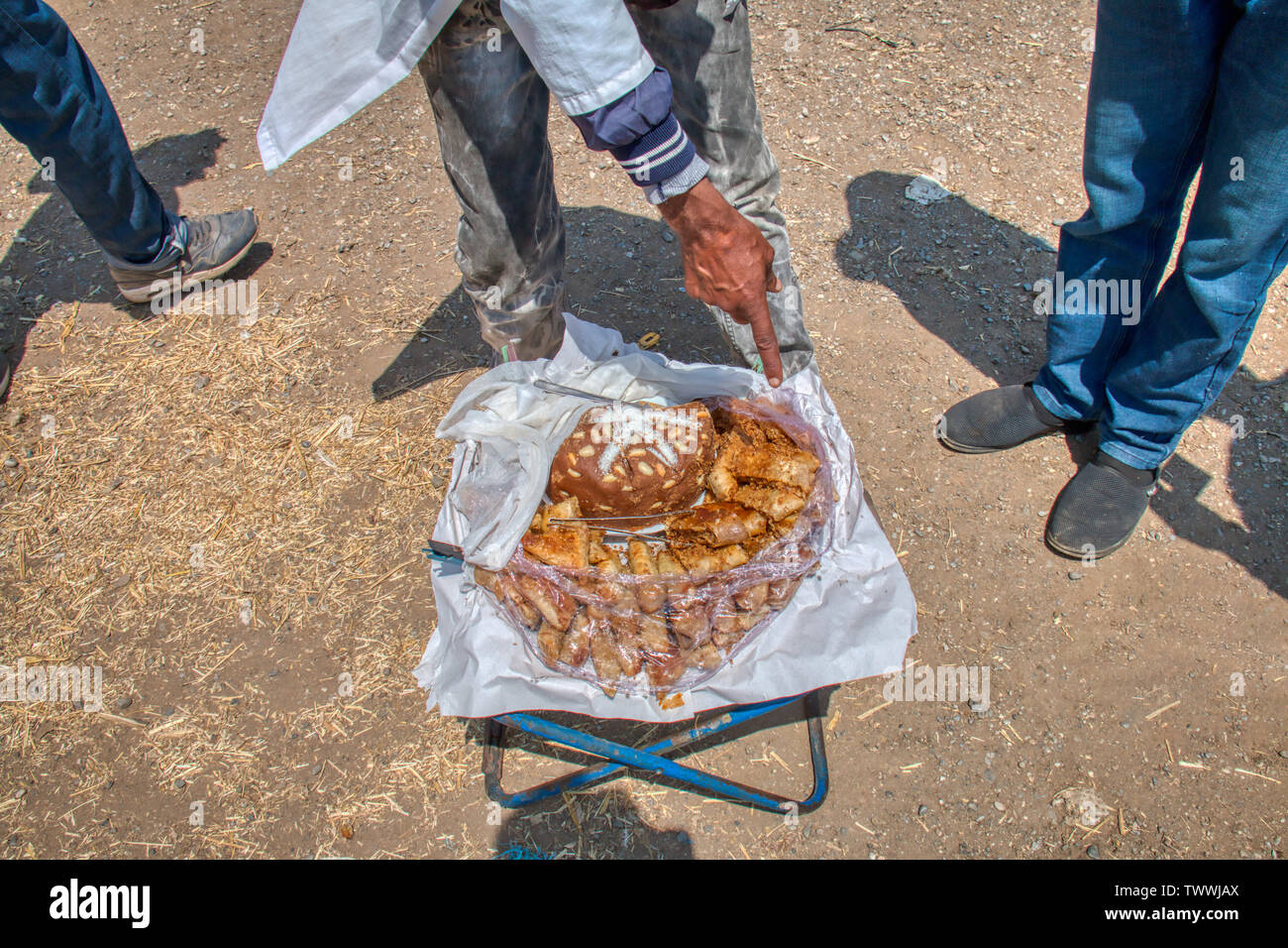 La vente des gâteaux traditionnels de l'homme Banque D'Images
